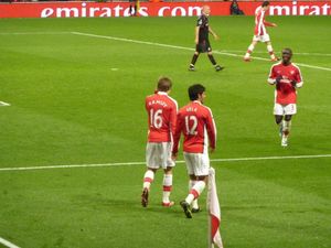 벨라(오른쪽)와 전 팀 동료 아론 램지가 스토크 시티를 상대로 경기하는 모습(2009년 12월 5일)