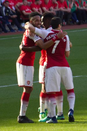 오바메양(왼쪽)이 2018년 아스널 감독으로서의 마지막 홈 경기에서 골을 축하하고 있다.