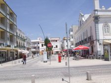 프라사 파트라웅 조아킹 로페스(Praça Patrão Joaquim Lopes). 두 개의 시장 건물 앞 광장이다.