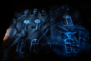 윈터 페스티벌 동안 조명된 민족 낭만주의 Sparbanken 건물.