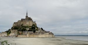 몽생미셸은 영화 투 더 원더의 시작을 알리는 중요한 장소로 등장한다.