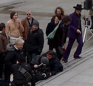 2009년 5월 런던 트라팔가 광장에서 해적 라디오 촬영 중인 커티스(하단)