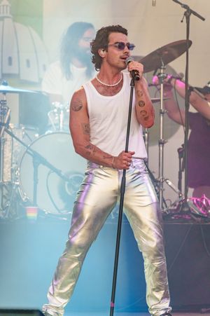 2022년 6월 수도 프라이드에서 공연하는 조 조너스.