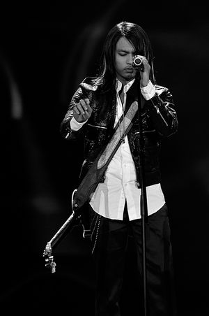 파이잘 타히르가 2009년 1월 18일 부킷 잘릴 푸트라 스타디움에서 열린 제23회 아누게라 주아라 라구에서 공연하고 있다.