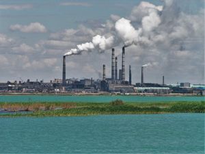 발하슈 호수에서 바라본 발하슈 광업 및 야금 공장