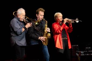 시카고의 금관악기 섹션, 2024년 (왼쪽부터: 제임스 팡코, 레이 허먼, 리 로프네인)