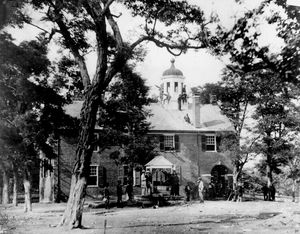 미국 남북 전쟁 중 1863년 6월 북군 병사들이 페어팩스 법원 앞뜰과 지붕에 있는 모습