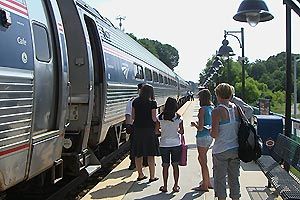 2010년 8월 Burke Centre station에서 운행중인 Northeast Regional 열차