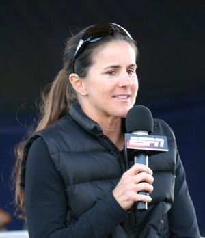 ESPN 로고가 있는 마이크를 들고 있는 Brandi Chastain