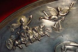 파라비아고 접시의 솔이 끄는 사두 마차 (서기 2~5세기경)