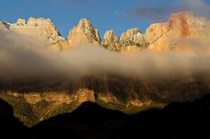 처녀의 탑: 더 선다이얼(왼쪽), 마녀 머리, 부서진 이빨, 썩은 이빨, 제물 제단