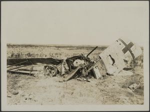 서부 전선에서 파괴된 독일 항공기. 룸플러 C.IV로 추정되며, 발켄크로이츠는 1918년 항공기임을 보여준다.