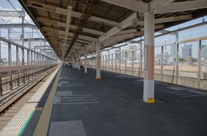 플랫폼 남쪽 끝에서 본 모습, 왼쪽은 도호쿠 신칸센 선로 (2013년 5월)