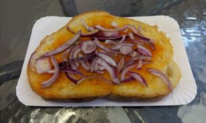 헝가리의 Zsíros kenyér 또는 zsíros deszka ("라디 플랭크"). 붉은 양파와 파프리카와 함께 먹는다.