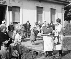 1930년경 베르젠체의 유대인 식료품점 앞 현지 고객들