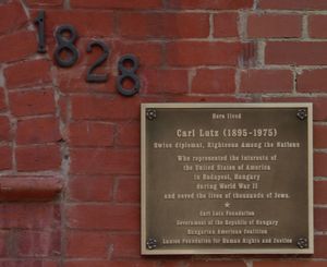 홀로코스트 기간 동안 수만 명의 헝가리 유대인의 생명을 구한 스위스 외교관 카를 루츠를 기리는 기념 명판