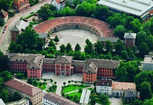 배경의 "로크슈펜"(구 기관고)이 있는 시청