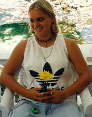 1997년, 주머니에 다마고치를 매달고 있는 소녀