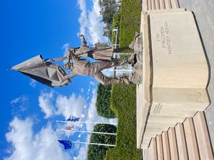 키프로스 헬레니즘 학생 전사들을 위한 작품인 투쟁하는 청소년 기념비