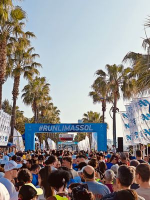 2024년 리마솔 마라톤 리마솔 몰로스 출발선에 대기 중인 참가자들