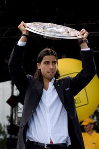 케디라가 2007년 VfB 슈투트가르트에서 분데스리가 우승을 기념하고 있다.