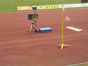 멀리뛰기 활주로의 풍향 표시기와 풍속 측정 장치(+2.6m/s)