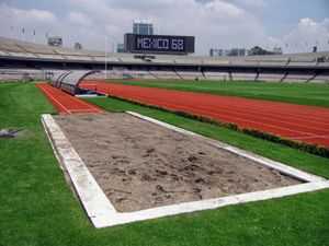보 빔(Bob Beamon)이 8.90m 기록을 세운 올림픽 경기장 대학교(Estadio Olímpico Universitario)의 모래 구덩이