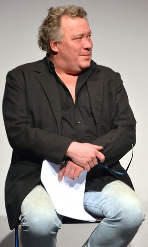 레이프 안드레는 로저 역을 맡았다.