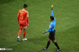 장린펑이 2019 AFC 아시안컵 태국과의 경기에서 옐로 카드를 받고 있다.