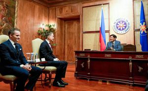 필리핀 회의에서 약속을 하는 스위스 외교관들