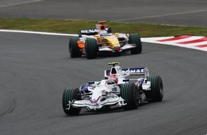 레이스 초반, 선두를 다투는 쿠비차(앞)와 알론소(뒤)