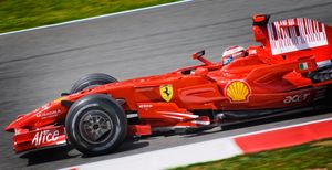 키미 라이코넨이 폴 포지션에서 우승을 차지했다.