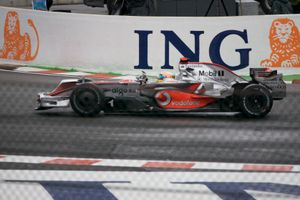 해밀턴은 트랙 위에서의 승리를 축하했지만, 곧 페널티로 인해 3위로 강등되었다.