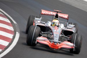 맥라렌에서 폴 포지션을 차지한 루이스 해밀턴.