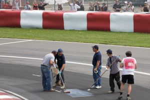 연습 및 예선에서 노면이 재포장된 구간이 파손되기 시작하여 여러 차례 수리해야 했다.