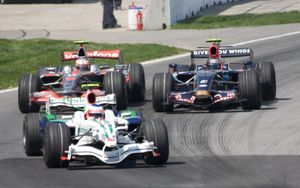 레이스 후반에 루벤스 바리첼로, 세바스티안 베텔, 헤이키 코발라이넨 사이의 경쟁이 펼쳐졌다.