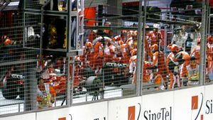 페라리(Scuderia Ferrari) 정비팀이 페라리의 차에 세이프티카 기간 동안 작업을 하고, 팀 동료 키미 라이코넨이 그 뒤에서 기다리고 있다. 브라질 출신은 연료 호스가 여전히 차에 연결된 채로 풀려났고 아드리안 수틸과 충돌할 뻔했다.