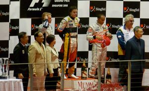 시상대, (왼쪽부터): 니코 로스베르크는 그 당시 최고의 그랑프리 성적을 축하하고, 페르난도 알론소는 2007년 이탈리아 그랑프리 이후 처음으로 시상대 최고 자리에 올랐으며, 루이스 해밀턴은 3위를 차지하여 드라이버 챔피언십에서 선두를 더욱 굳건히 했다.