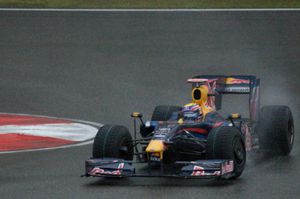 마크 웨버가 2위를 차지하며 레드 불의 완벽한 레이스를 완성했다.