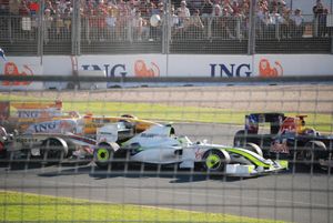 1번 코너 사고: 바리첼로(앞)가 웨버(오른쪽)를 하이펠트(사진 밖)쪽으로 밀어 넣고 있다.