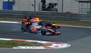 루이스 해밀턴이 세바스티안 베텔과 2012년 중국 그랑프리에서 경주하는 모습