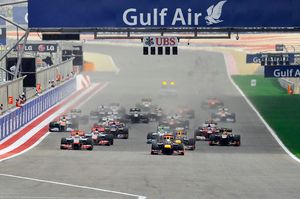 제바스티안 페텔이 폴 포지션에서 출발해 첫 코너를 선두로 통과했다.