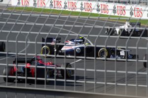 브루노 세나는 첫 번째 코너에서 다니엘 리카르도와의 충돌 후 회전했다.