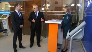 미하일 미슈스틴과 드미트리 메드베데프 총리, 2019년 2월 13일 연방 세무청 (FTS) 사무실에서