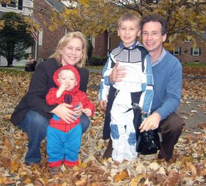 2009년 할로윈에 남편, 아들들과 함께 있는 질리브랜드