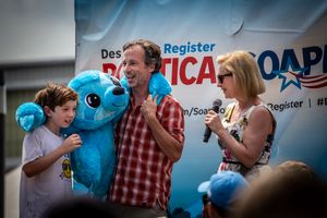 질리브랜드가 아이오와 주 박람회에서 대선 유세 활동을 펼치는 동안 남편과 아들 헨리와 함께하고 있다