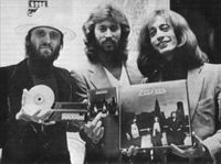 비지스의 Living Eyes 데모 CD 홍보 사진, LP와 비교.