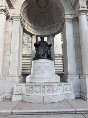 윌리엄 컬렌 브라이언트 기념비, 미드타운 맨해튼의 뉴욕 공립 도서관 옆 브라이언트 공원에 있는 브라이언트의 동상