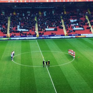 2017년 1월 더 밸리에서 그레이엄 테일러에게 경의를 표하는 찰턴과 밀월