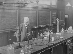 하인리히 야코프 골드슈미트는 하셀의 논문 지도 교수이자 빅토르 골드슈미트의 아버지였다.